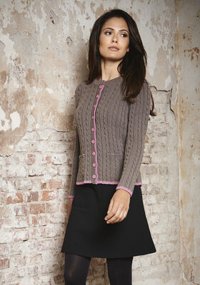 VEST MET KABELS EN BOORDPATROON Cool Wool van Lana Grossa