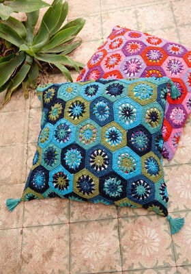TWEE PATCHWORKKUSSENS Organico van Lana Grossa