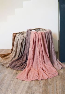 PLAID IN KABEL-RUITENPATROON Silkhair van Lana Grossa