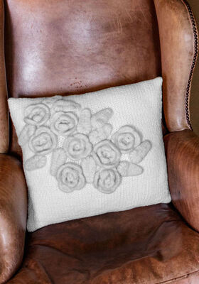 KUSSENHOES IN TRICOT STEEK MET GEHAAKTE BLOEMEN Mille II/Feltro van Lana Grossa