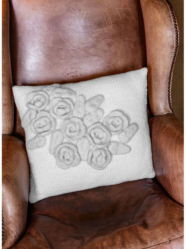 Lana Grossa KUSSENHOES IN TRICOT STEEK MET GEHAAKTE BLOEMEN Mille II/Feltro