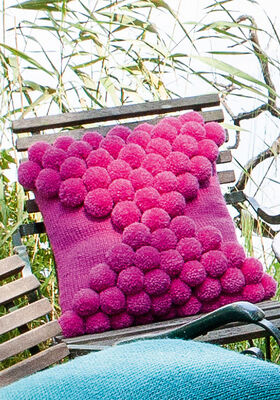 KUSSEN IN TRICOTSTEEK MET POMPONS Feltro van Lana Grossa