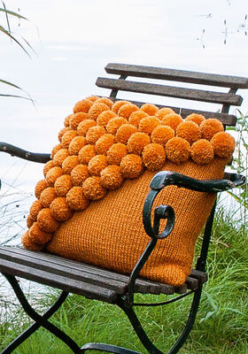 KUSSEN IN TRICOTSTEEK MET POMPONS Feltro van Lana Grossa