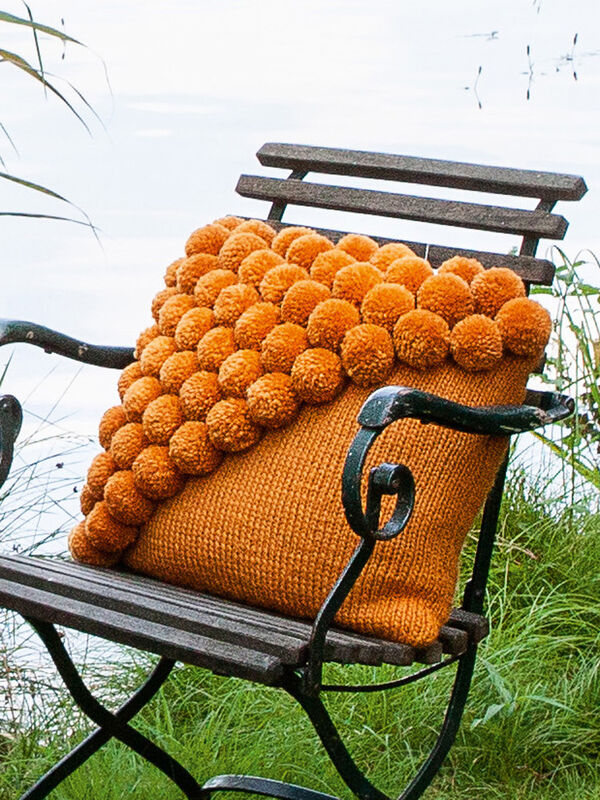 Lana Grossa KUSSEN IN TRICOTSTEEK MET POMPONS Feltro