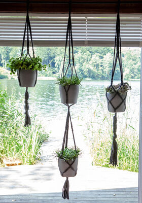 BLOEMENHANGERS IN MACRAMÉ- TECHNIEK Mille II van Lana Grossa
