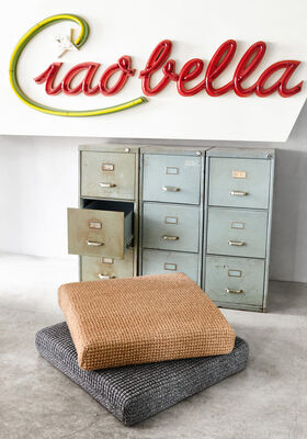 TWEE KUSSENS IN PATROON MET LANGGETROKKEN STEKEN Lala Berlin Lovely Cotton van Lana Grossa