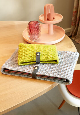 LAPTOP- EN TABLETHOES IN STRUCTUURPATROON Mille II van Lana Grossa