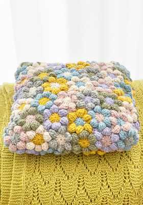 KUSSEN MET GEHAAKTE BLOEMEN Lala Berlin Lovely Cotton van Lana Grossa