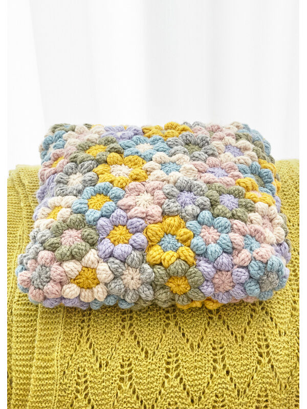 Lana Grossa KUSSEN MET GEHAAKTE BLOEMEN Lala Berlin Lovely Cotton