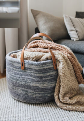 MAND MET HENGSELS Feltro Print van Lana Grossa