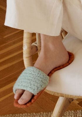 VILTEN SLIPPERS IN RIBBELPATROON Feltro van Lana Grossa