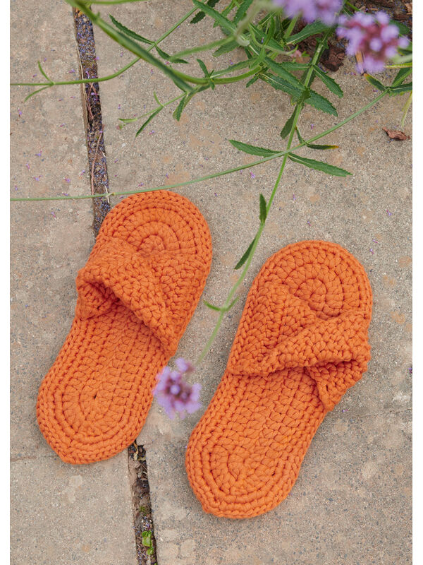 Lana Grossa GEHAAKTE SLIPPERS IN STOKJESPATROON The Tube