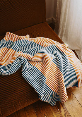 PLAID IN TRICOTSTEEK EN RIBBELPATROON Landlust Alpaka Merino 160 van Lana Grossa