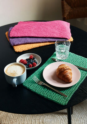 VIER PLACEMATS IN RIBBELPATROON The Tube van Lana Grossa