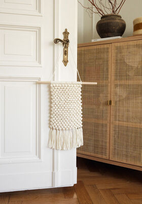 WANDKLEED VAN MACRAMÉ MET FRANJES The Tube van Lana Grossa