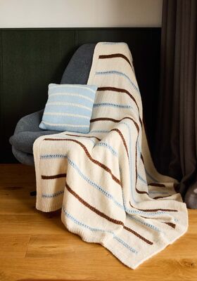 PLAID MET STREPEN MET GAATJES Brigitte No. 2 van Lana Grossa