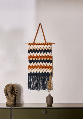 WANDDECORATIE MET STOKJESPATROON The Tube van Lana Grossa