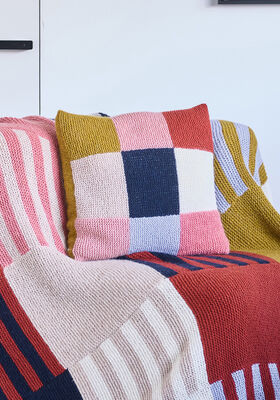 KUSSENHOES IN RIBBELSTEEK EN TRICOTSTEEK MET INTARSIA Brigitte No. 2 van Lana Grossa