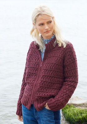 VEST IN PATROON MET GEKRUISTE LANGGETROKKEN STEKEN Alta Moda Cashmere 16 van Lana Grossa