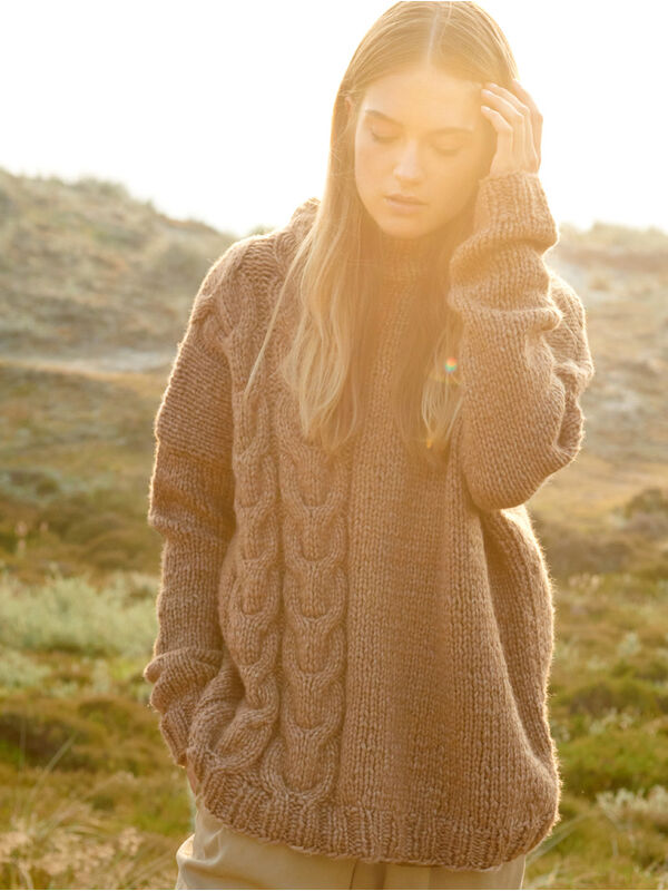 Lana Grossa TRUI IN TRICOTSTEEK MET KABELSTREPEN Lala Berlin Lovely Cotton