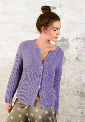 VEST MET RONDE PAS IN HALVE PATENTSTEEK Brigitte No. 2 van Lana Grossa