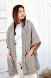 Lana Grossa PONCHO MET MUTS IN TRICOTSTEEK MET BIEZEN IN PATROON MET LANGGETROKKEN STEKEN Lala Berlin Lovely Cotton