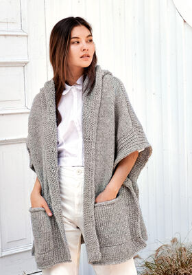 PONCHO MET MUTS IN TRICOTSTEEK MET BIEZEN IN PATROON MET LANGGETROKKEN STEKEN Lala Berlin Lovely Cotton van Lana Grossa