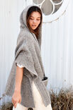 Lana Grossa PONCHO MET MUTS IN TRICOTSTEEK MET BIEZEN IN PATROON MET LANGGETROKKEN STEKEN Lala Berlin Lovely Cotton