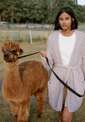 VEST IN KABELPATROON Natural Alpaca Pelo van Lana Grossa