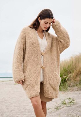LANG VEST IN TRICOTSTEEK MET OPGENAAIDE ZAKKEN Royal Alpaca van Lana Grossa