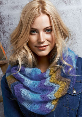 LOOP IN ZIGZAGPATROON IN STREPEN Silkhair van Lana Grossa