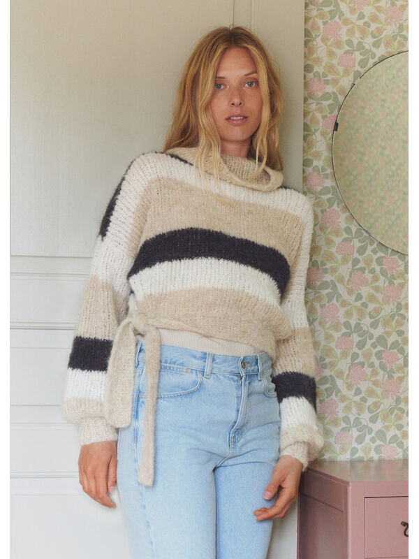 Lana Grossa TRUI MET STRIKBANDJES Natural Alpaca Lungo