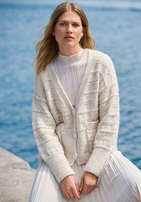 VEST MET STREPEN MET GAATJES Natural Alpaca Pelo van Lana Grossa