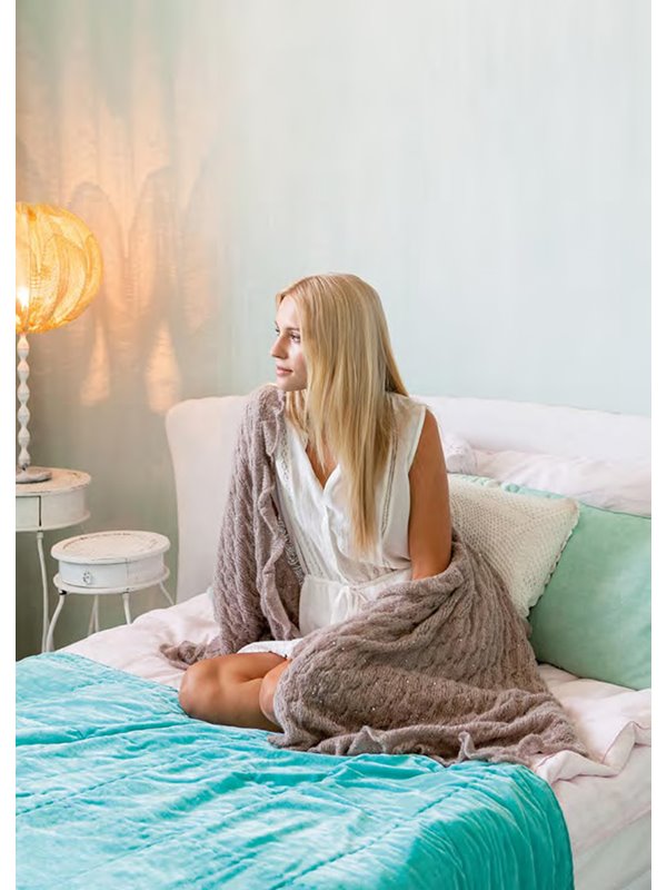 Lana Grossa STOLA IN PATROON MET LANGGETROKKEN STEKEN Lace Paillettes