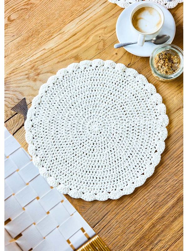 Lana Grossa VIER PLACEMATS MET STOKJES EN RAND MET BOOGJES The Tube FIne