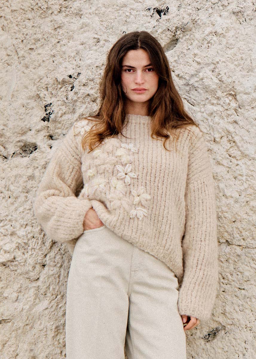 TRUI IN TRICOTSTEEK MET GEBORDUURDE BLOEMEN Royal Alpaca Twinny